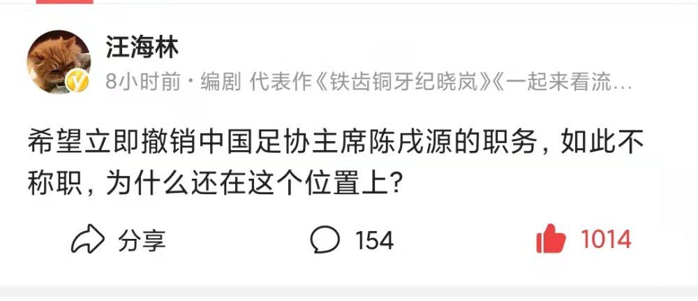 两位少年相倚而坐，在废弃厂房的窗沿下仰望天空，注视着大雨从阳光中落下